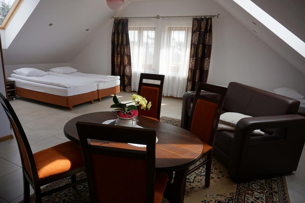 Gosciniec Klejnot Hotel Borowo Екстериор снимка